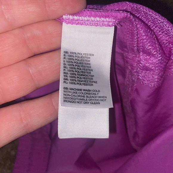 The North Face Women’s Fuscia Short - Picture 3 of 4